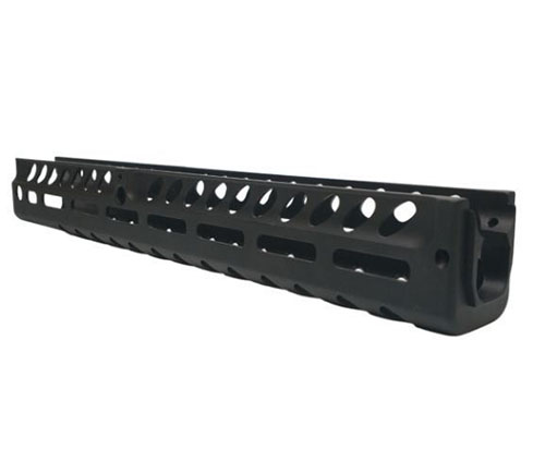 Rossi Rio Bravo Lok Handguard gir forbedret grep med 18 fingergroper, 24 M-LOK spor og en solid passform med inkludert festemateriell for maksimal holdbarhet.